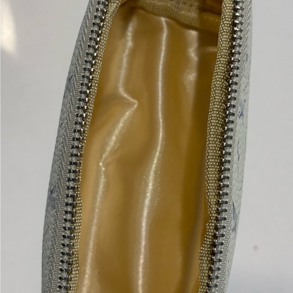 Taylor Swift 1989 (Taylor’s Version) Cream Sunglasses and Case - Picture 5 of 5